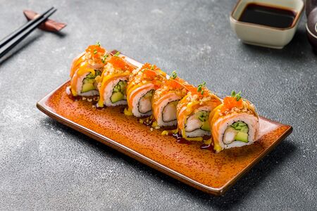 Фирменный ролл с лососем Ponyo