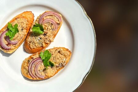 Брускетты с рийетом из черноморской рыбы