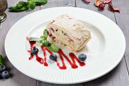 Рулет Меренга с малиной