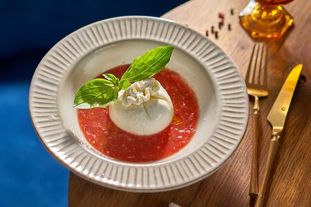 Буррата из нашей сыроварни с томатной сальсой