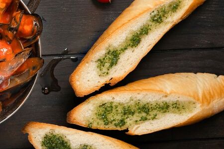 Французский багет с чесночным маслом 