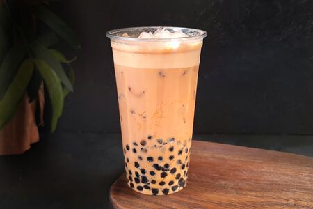Айс-латте с шариками тапиоки и сиропом