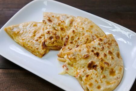 Хачапури по-имеретински с пепперони и халапеньо