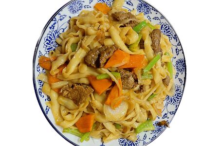 Срезанная жареная лапша с говядиной