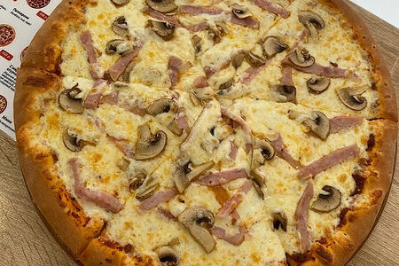 Пицца с ветчиной и грибами