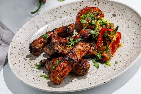 Свиные ребрышки на углях в соусе барбекю с овощами гриль