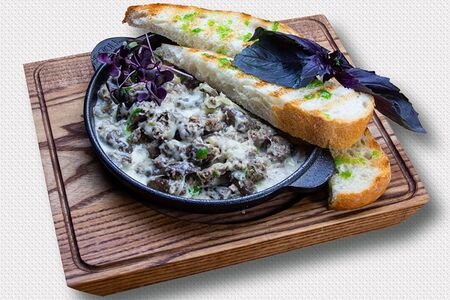 Куриные потрошка в сливочном соусе с чесноком