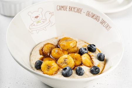 Овсяная каша на молоке с бананом, голубикой и медом