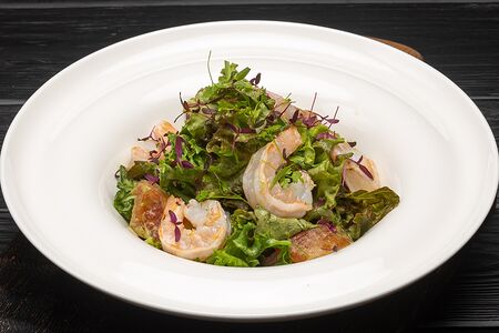 Салат с креветками и томатами