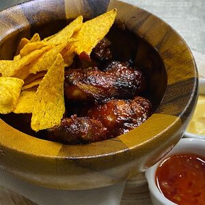 Куриные крылья барбекю с острыми чипсами