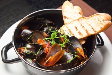 Мидии в томатном соусе