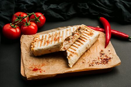 Таук закрытый в лаваше с курицей