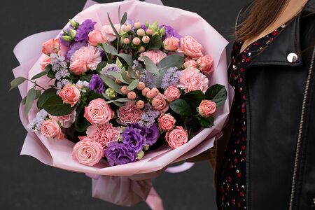 Букет цветов Сиреневый туман из пышных роз, зелени и эустомы