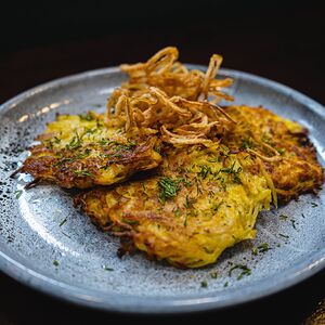 Картофельные драники с беконом и луковыми чипсами