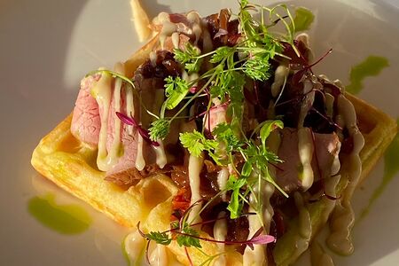 Вафли с ростбифом и вялеными томатами