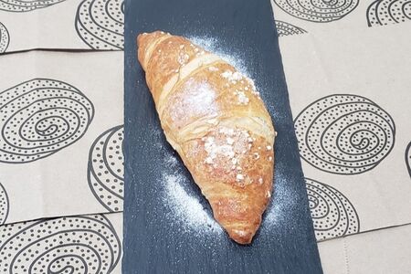 Круассан с карамелью