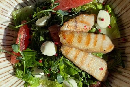 Легкий салат с грейпфрутом и моцареллой