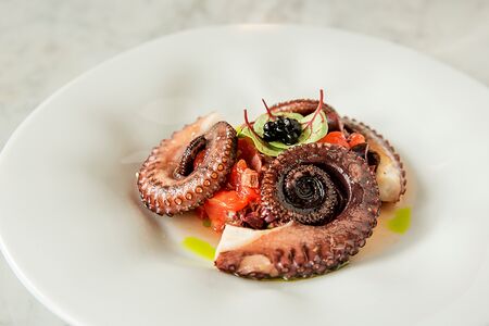 Осьминог с тартар из томатов