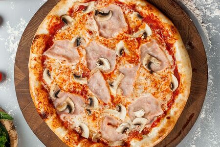 Пицца с ветчиной и грибами на тонком тесте