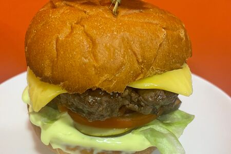 Бургер с говяжьей котлетой