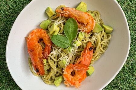 Спагетти с креветками и соусом песто