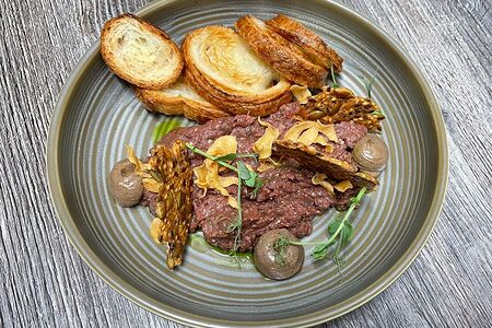 Тартар из оленины с айоли из черного чеснока