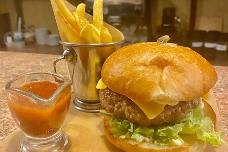 Домашний бургер с сыром и картофелем фри