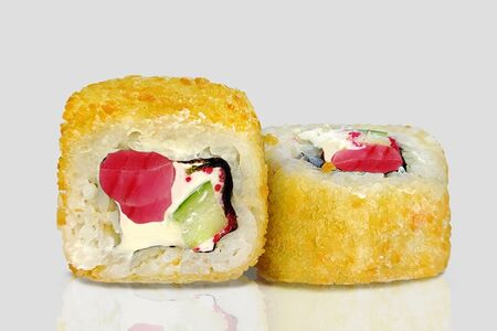 Жареный ролл с тунцом