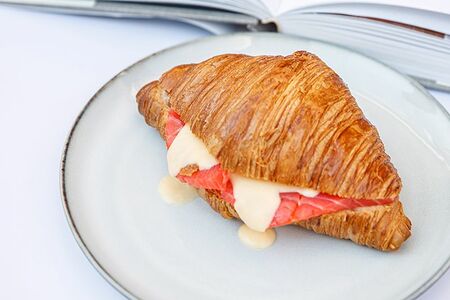 Круассан с лососем, авокадо и яйцом пашот