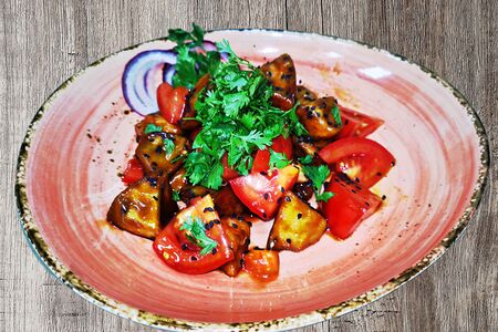 Салат с хрустящими баклажанами