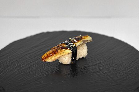 Суши с угрем