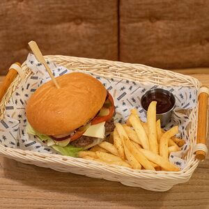 Чизбургер с картофелем фри