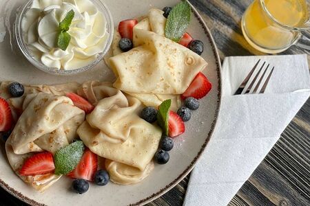 Блинчики с муссом и ягодами