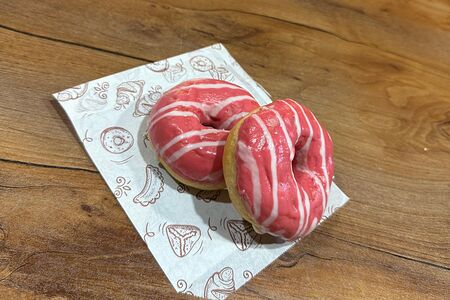 Пончик клубничный