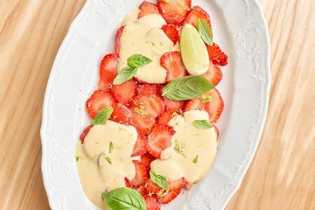 Клубника с соусом сабайон