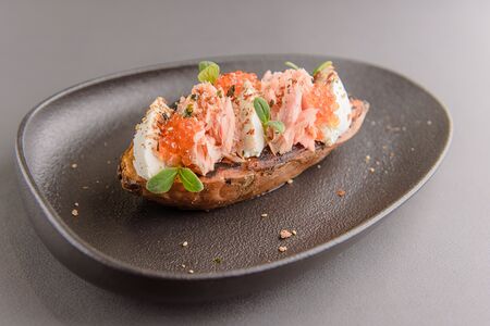 Запечённый на углях батат с фетой и копченым лососем