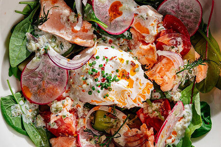 Салат с лососем гриль, имбирными огурцами и пашот