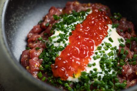 Тартар из говядины с красной икрой и трюфельным айоли