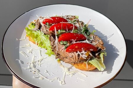 Брускетта с ростбифом