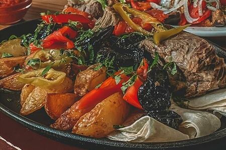 Сковородочка по-деревенски из говяжьих ребрышек