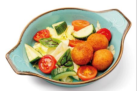 Салатик овощной с сырными шариками