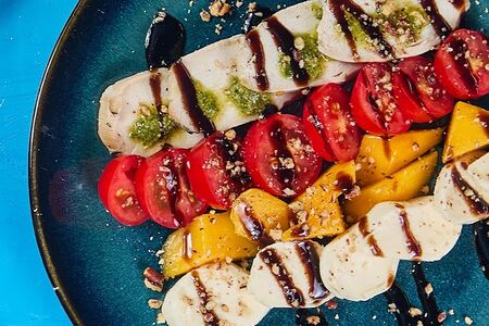 Капрезе с курицей и манго