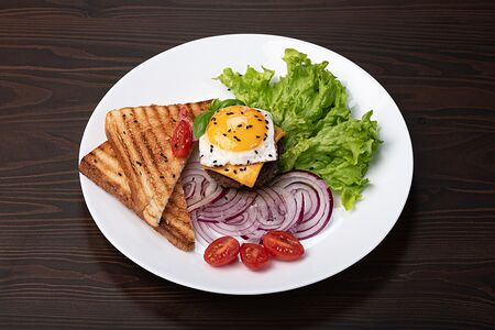 Бифштекс из говядины с яйцом