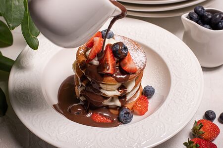 Панкейки с сырным кремом и свежими ягодами