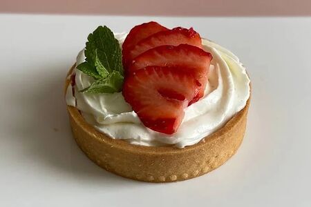 Тарт ванильный с персиком и клубникой из песочного теста Сабле