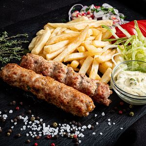 Люля-кебаб из свинины на тарелке