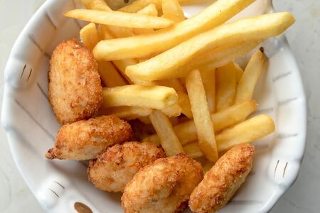 Куриные наггетсы собственного приготовления с фри и кетчупом