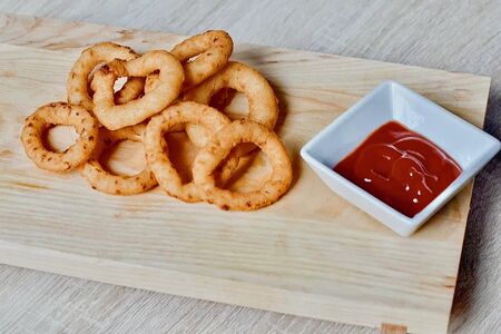 Луковые кольца с соусом кетчуп