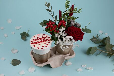 Подарочный набор букет Красная роза с ягодами и десерт