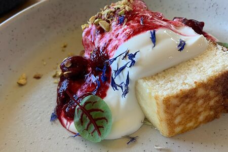 Творожная запеканка со сметаной и вишней